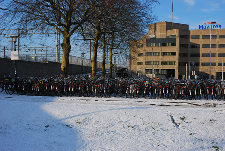 904586 Gezicht op de fietsenstalling op het Leidseveer te Utrecht, met op de achtergrond de Leidseveertunnel en rechts ...